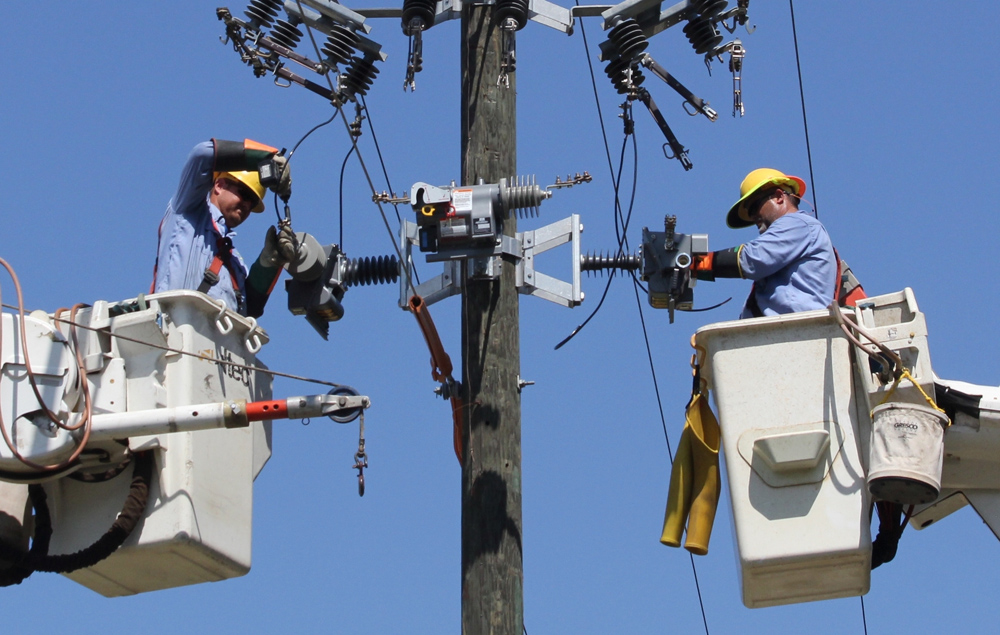 Lineman following Safery Protocalls